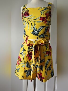 No Boundries Yellow Floral Two-Piece Crop Top & Tie-Waist Shorts Set. Large.